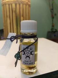Купить ​Ритуальное ароматическое масло «Гекаты» (защита и снятие негатива) ручной работы, 10 мл в интернет-магазине Роза Мира