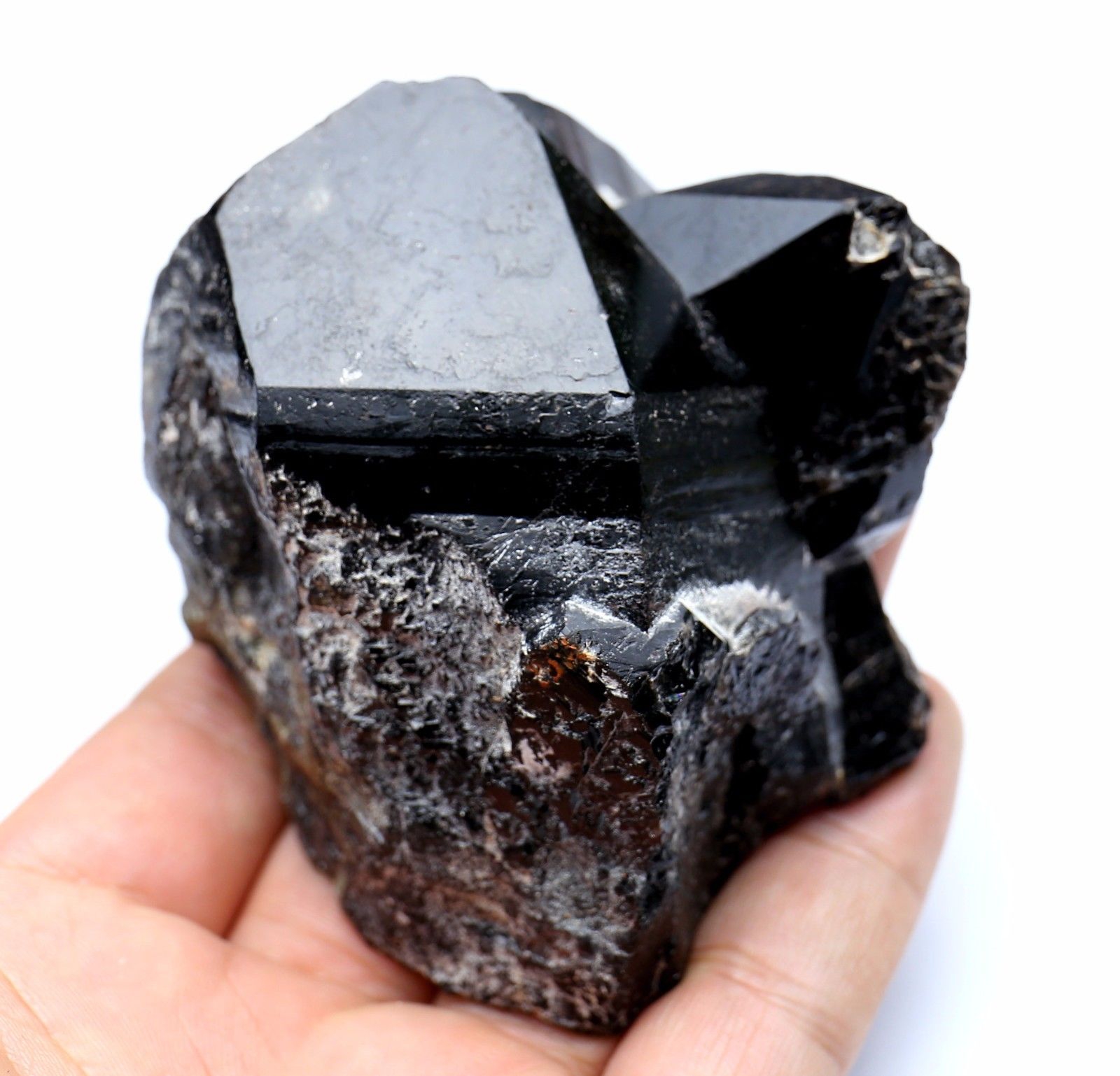 Черный камень читать. Морион минерал Кристалл. Морион черный кварц. Морион черный кварц месторождения. Морион Кристалл камень минерал.