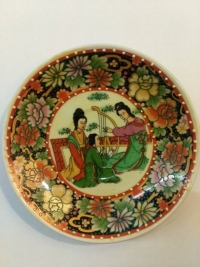 Тарелка декоративная с росписью "Китайский бытовой сюжет". 