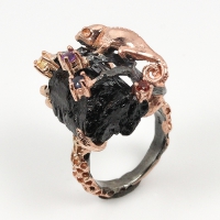 Кольцо Черный турмалин природный со вставками из сапфира и аметиста. 